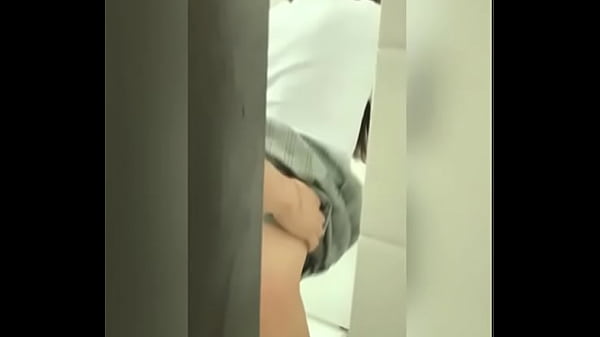 Colegiala se quita el uniforme en el baño del cole y lo graba Video